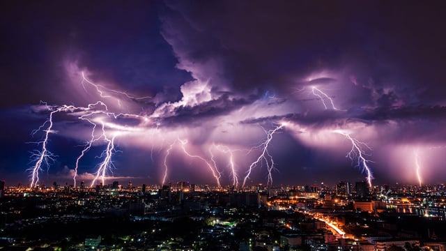 Gewitter können große Schäden an Elektrogeräten und -leitungen anrichten. (Foto: Vasin Lee / Shutterstock)