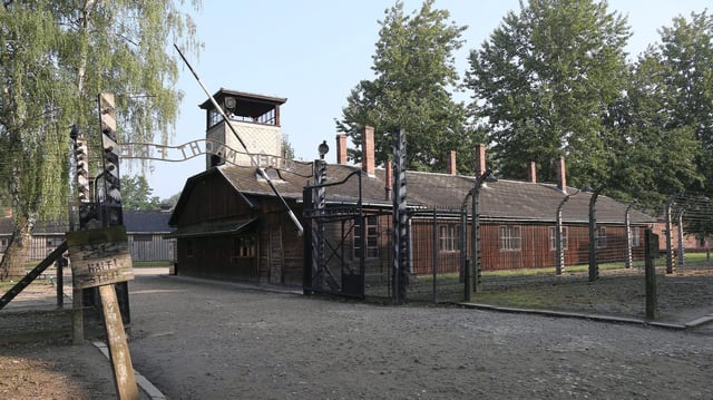 Der Eingang zum ehemaligen deutschen Konzentrations- und Vernichtungslagers Auschwitz-Birkenau.