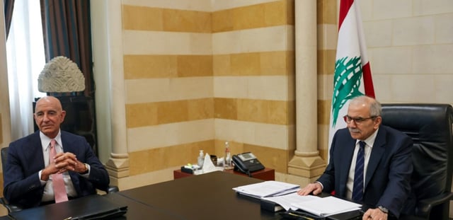 Le Premier ministre libanais Nawaf Salam (d) et l'émissaire américain Tom Barrack (c) lors d'une rencontre à Beyrouth, le 18 août 2025
