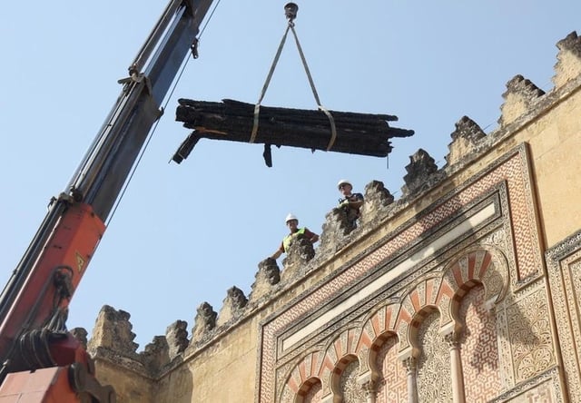Retirada de vigas afectadas por el incendio en la Mezquita.
