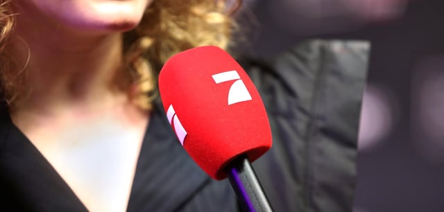 Das Logo des Senders ProSieben auf einem Mikrofon