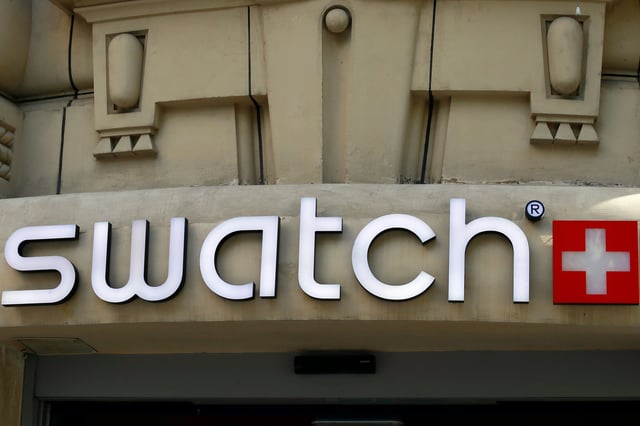 La firma de relojes Swatch fue acusada de racismo y se enfrenta a una caída del consumo en el mercado asiático.