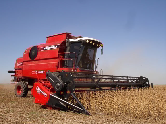 maquinaria agricola como elegrir la cosechadora apropiada. vassalli fabril. este modelo tiene la particularidad de contar con un cabezal sojero de 25 pies de ancho de corte. maquinaria agricola cosechadora vassalli  suplemento clarin rural