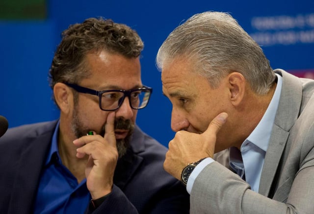 ARCHIVO - El técnico de la selección de Brasil, Tite (derecha), conversa con su ayudante Cleber Xavier, previo al anuncio de una convocatoria, el 21 de septiembre de 2018, en Río de Janeiro. (AP Foto/Silvia Izquierdo)