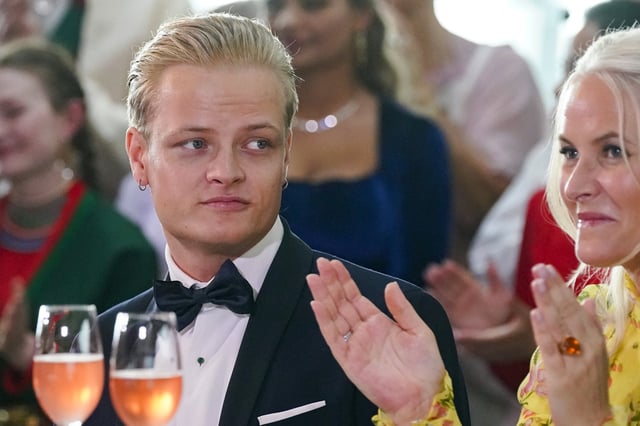 Marius Borg Hoiby junto a su madre, la princesa Mette-Marit en Oslo en 2022. (Lise Aserud/NTB via AP, File)