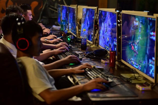 People play online games at an internet cafe in Fuyang, Anhui province, China August 20, 2018. Picture taken August 20, 2018. REUTERS/Stringer/File Photo