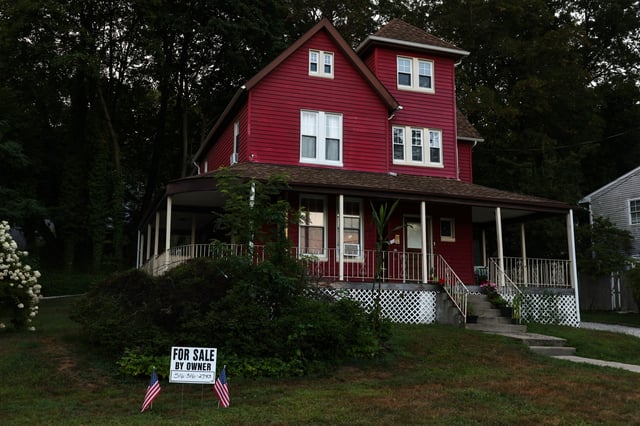 A "For Sale" sign stands in front of a house, on the North Shore of Long Island city of Glen Cove, New York, U.S., August 12, 2025. REUTERS/Shannon Stapleton/File Photo