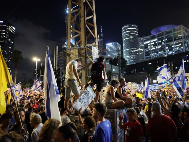 Tel Aviv (Israel), 17/08/2025.- Protesters supporting the families of Israeli hostages held by Hamas in the Gaza Strip, during a nationwide strike protest in Tel Aviv, Israel, 17 August 2025. According to the Israeli army (IDF) spokesperson, around 50 Israeli hostages remain in captivity in the Gaza Strip, including the bodies of at least 30 confirmed dead. (Protestas) EFE/EPA/ABIR SULTAN EPA