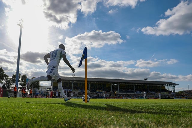 Christopher Antwi-Adjei de Schalke ejecuta un tiro de esquina durante el partido contra Lokomotive Leipzig en la Copa de Alemania, el domingo 17 de agosto de 2025, en Leipzig. (Jan Woitas/dpa vía AP)