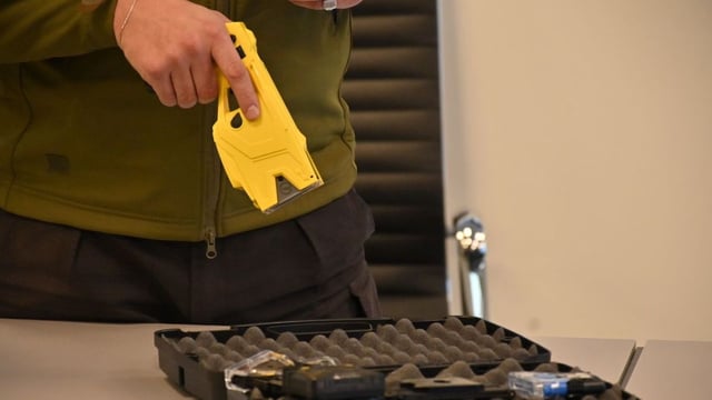 La policía de la provincia portará pistolas Taser desde septiembre.