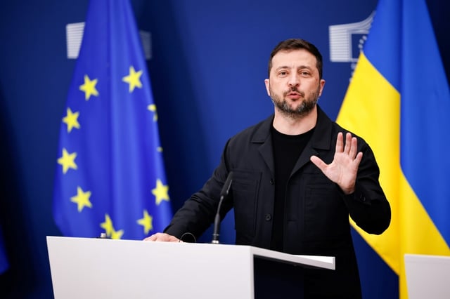 Le président ukrainien Volodymyr Zelensky lors d'une conférence de presse à Bruxelles, le 17 août 2025