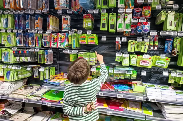 Selon l’étude de Familles de France, les prix des fournitures scolaires diminuent sur l’ensemble des produits concernés, mais aussi dans la totalité des circuits de distribution.