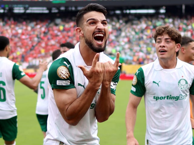 East Rutherford (United States), 19/06/2025.- Jose Manuel Lopez (C) of Palmeiras celebrates with teammates after scoring his team's second goal during the FIFA Club World Cup 2025 match between Palmeiras and Al Ahly in East Rutherford, New Jersey, USA, 19 June 2025. (Mundial de Fútbol) EFE/EPA/JUSTIN LANE