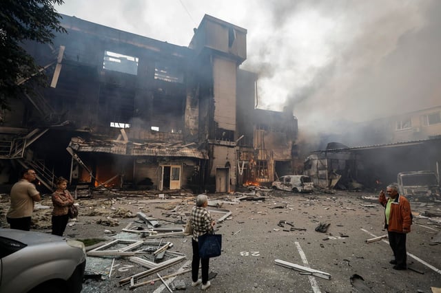 FOTODELDÍA KIEV (Ucrania), 10/06/2025.- Residentes locales observan el lugar de un ataque con drones tras un ataque nocturno en Kiev, Ucrania, este martes. Al menos dos personas murieron y una docena más resultaron heridas después de que Rusia lanzara un ataque conjunto a gran escala en Ucrania, según el Servicio Estatal de Emergencias (SES). | Crédito: EFE/ Sergey Dolzhenko
