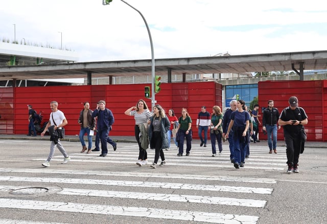 Salida de trabajadores en el cambio de turno de Stellantis Vigo