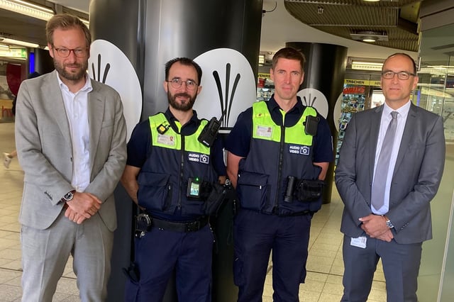 Verkehrssenator Anjes Tjarks (l-r), zwei Mitarbeiter der Hochbahn-Wache sowie der Geschäftsführer der Hochbahn-Wache, Normen Wiegand