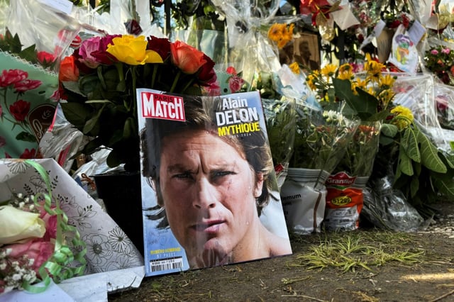 La Une de Paris Match consacrée à Alain Delon après son décès, devant sa propriété de Douchy (Loiret) le 21 août 2024