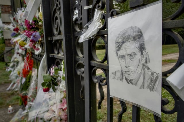 Des fleurs déposées devant la propriété d'Alain Delon à Douchy le jour de son décès, le 18 août 2024