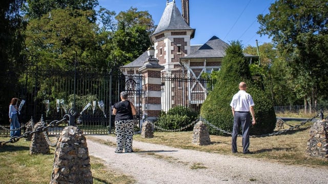 Pour célébrer le premier anniversaire de la disparition d’Alain Delon, des fans se recueillent devant les grilles du domaine de La Brûlerie, à Douchy, dans le Loiret.