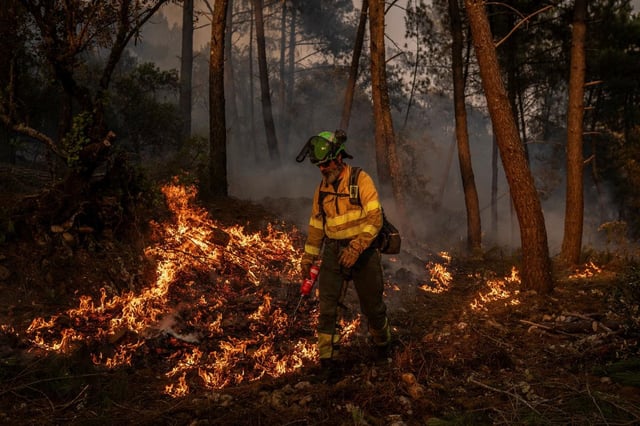 Un pompier travaille à éteindre un incendie de forêt près de Saint-Laurent-de-la-Cabrerisse, dans le sud de la France, le 7 août 2025