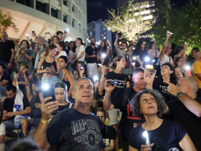 Tel Aviv (Israel), 17/08/2025.- Protesters supporting the families of Israeli hostages held by Hamas in the Gaza Strip, during a nationwide strike protest in Tel Aviv, Israel, 17 August 2025. According to the Israeli army (IDF) spokesperson, around 50 Israeli hostages remain in captivity in the Gaza Strip, including the bodies of at least 30 confirmed dead. (Protestas) EFE/EPA/ABIR SULTAN EPA