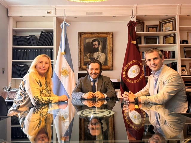 Gustavo Sáenz con Karina Milei y Martín Menem, en Salta.