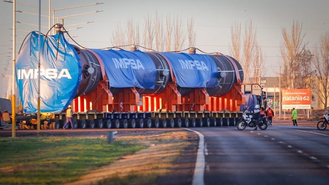El reactor de Impsa espera autorizaciones de Vialidad Nacional para apuntalar un puente por donde debe cruzar hacia la refinería de Luján. 