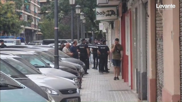 El fallecido, un hombre de 46 años, se ha abalanzado sobre los agentes con la intención de atacarlos