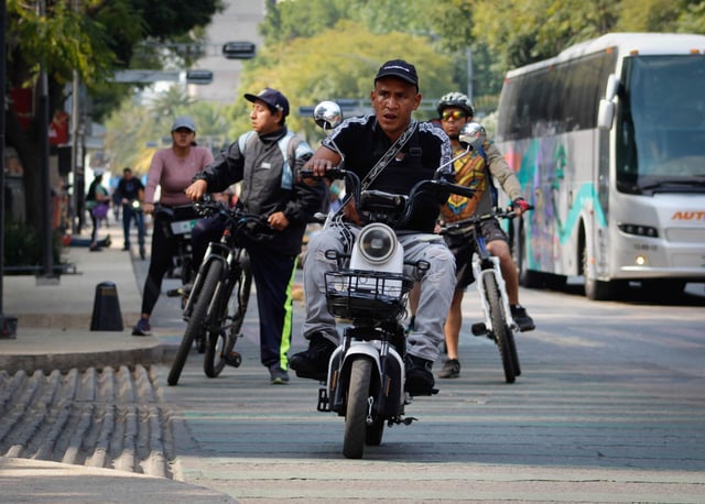 Un hombre viaja en una bicicleta eléctrica sobre la ciclovía; De acuerdo con el artículo 20 del Reglamento de Tránsito de la Ciudad de México, cualquier vehículo que supere los 25 kilómetros por hora requiere placas para circular. Sin embargo, estas unidades eléctricas suelen tener baterías de menor capacidad, generalmente de un kilowatt, lo que complica su regulación y clasificación, ya que al tener pedales son consideras como bicicletas. FOTO: MAGDALENA MONTIEL VELÁZQUEZ/CUARTOSCURO.COM