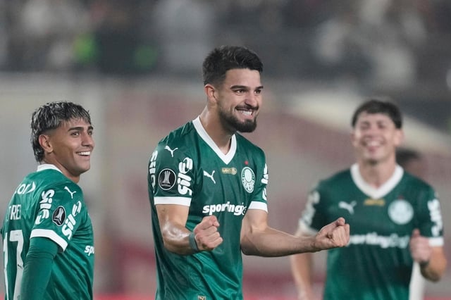 Flaco López, del Palmeiras de Brasil, festeja tras anotar el cuarto tanto de su conjunto ante Universitario de Deportes de Perú en los octavos de final de la Copa Libertadores, el jueves 14 de agosto de 2025, en Lima (AP Foto/Martín Mejía)