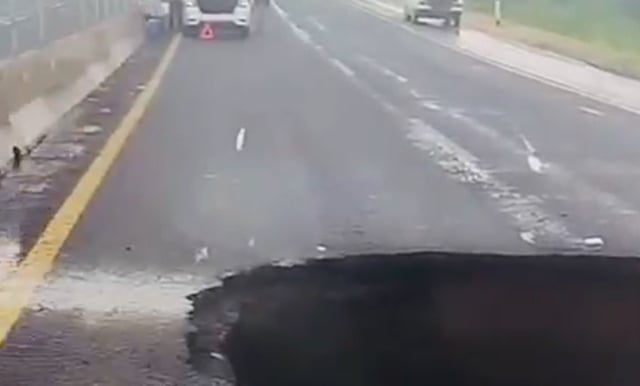 ¡Cuidado! Se forma socavón en la autopista Siglo 21