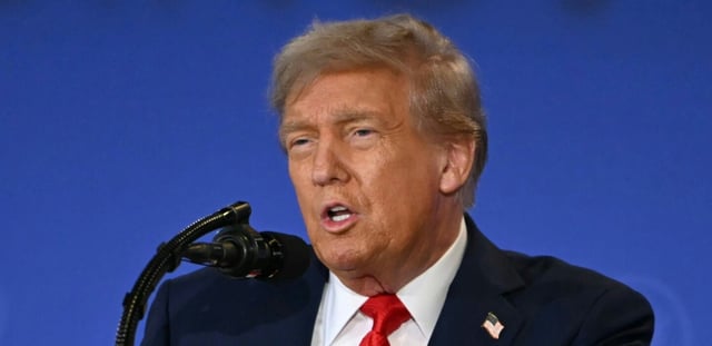 Le président américain Donald Trump lors d'une conférence de presse avec le président russe Vladimir Poutine, à la base militaire américaine Elmendorf-Richardson, à Anchorage (Alaska), le 15 août 2025