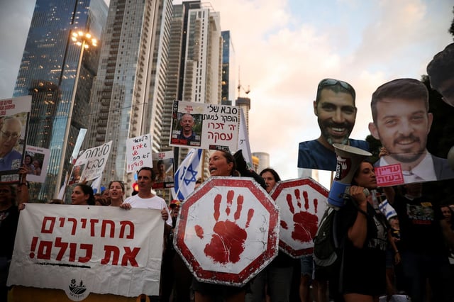 Des manifestants exigent le retour de tous les otages et la fin de la guerre à Gaza, à Tel-Aviv, le 17 août 2025.