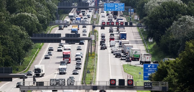 Der Verkehr fließt langsam auf der Autobahn A1 über die Norderelbbrücke zwischen dem Autobahndreieck Norderelbe und dem Dreieck Hamburg-Südost
