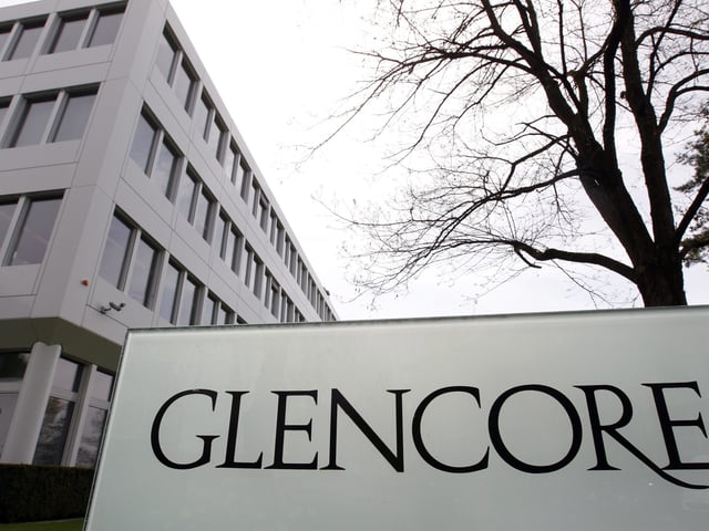 En esta fotografía del 14 de abril del 2011, se ven las oficinas generales de Glencore en Baar, Suiza. La compañía minera Xstrata PLC anunció el martes 7 de febrero del 2012 planes para fusionarse con Glencore, un acuerdo que crearía un monstruo con cerca de 175.000 millones de dólares en ingresos. (Foto AP/Keystone/Urs Flueeler/Archivo) suiza zurich  suiza empresa compra venta de materias primas Glencore sede edificio