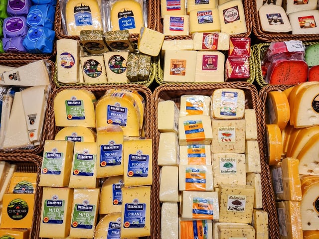 Neue Milram-Käseverpackung: Bunte Illustrationen sollen Vielfalt und Gemeinschaft zeigen – im Netz sorgt das Design dennoch für heftige Debatten.