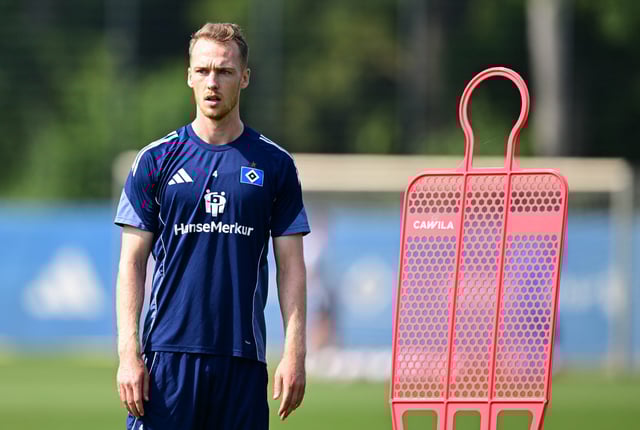 Harte Zeiten: Nach vier HSV-Jahren steht Sebastian Schonlau im Volkspark auf dem Abstellgleis.