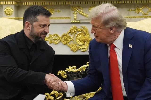 El presidente de Ucrania, Volodímir Zelenski, y el de EEUU, Donald Trump, este lunes en el Despacho Oval.