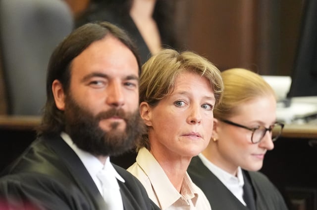 Christina Block mit ihrem Anwalt Ingo Bott und dessen Kollegin Paula Wlodarek aus Botts Kanzlei neben Block.