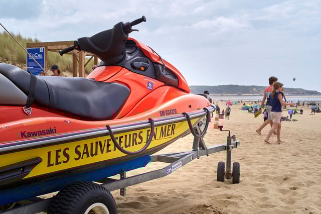 Scooter des mers devant le poste de secours, permettant aux sauveteurs de la SNSM surveillant la plage et les baigneurs en été d’intervenir rapidement en cas de risque de noyade ou d’accident. le 27 juillet 2025, Talmont-Saint-Hilaire.