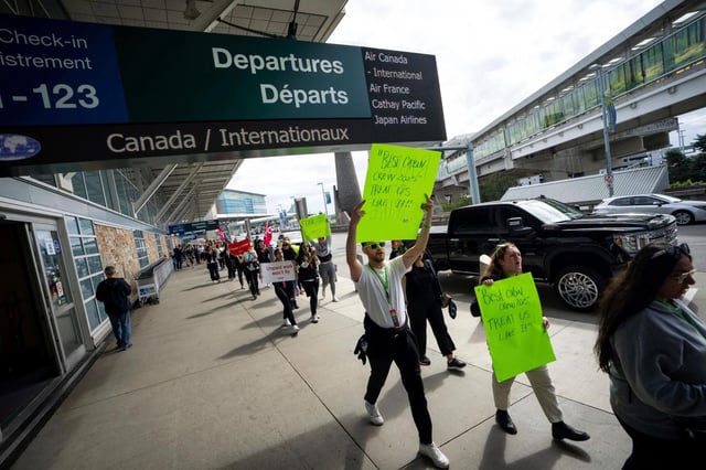 Empleados en huelga en el Aeropuerto Internacional de Vancouver en Richmond, Canadá, el domingo 17 de agosto de 2025. (Ethan Cairns/The Canadian Press vía AP)