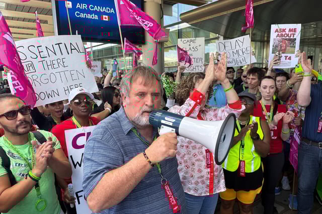 Mark Hancock, National President of the Canadian Union of Public Employees (CUPE), attends a picket line with striking Air Canada flight attendants amid a standoff with a government board that said the stoppage was unlawful, at Toronto Pearson International Airport in Mississauga, Ontario, Canada August 18, 2025. REUTERS/Kyaw Soe Oo