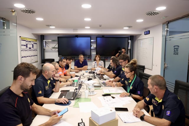 Los responsables de emergencias en la reunión previa a la salida del contingente.