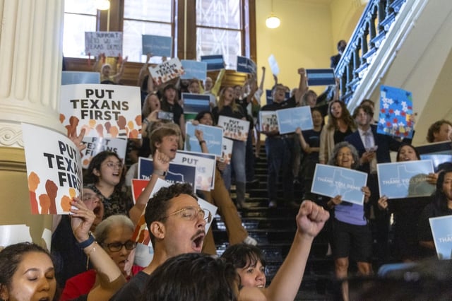 Supporters for the returning Texas democrats chant as members enter the house at the Texas Capitol in Austin, Texas, Monday, Aug. 18, 2025. (AP Photo/Stephen Spillman)