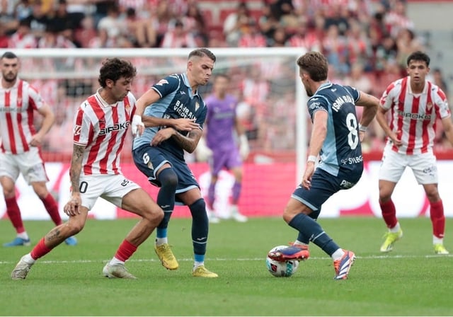 Álex Sala e Isma Ruiz roban el balón a los rivales del Sporting