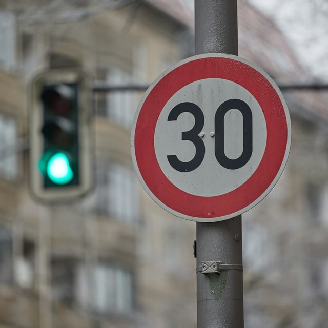 Die Geschwindigkeitsbegrenzung soll in einigen Straßen abgeschafft werden.