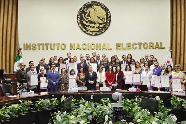 El INE entrega constancias de mayoría a 45 nuevos juzgadores que obtuvieron el segundo lugar en votos.