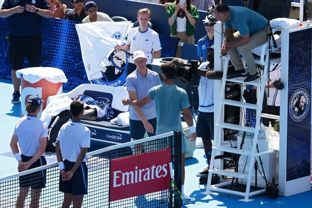 L'Italien Jannik Sinner abandonne en finale du Masters 1000 de Cincinnati face à l'Espagnol Carlos Alcaraz, le 18 août 2025