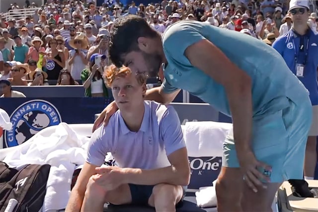 Carlos Alcaraz saluda a Jannik Sinner: el italiano debió retirarse antes de terminar el primer set
