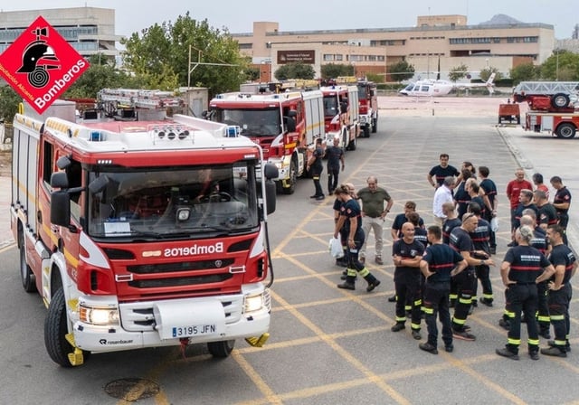 Bomberos del operativo del Consorcio Provincial de Alicante a punto de partir hacia Castilla-León, este lunes